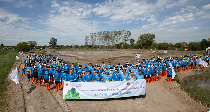 Volunteers at the model pilot farm in Baan Pho District, Chachoengsao